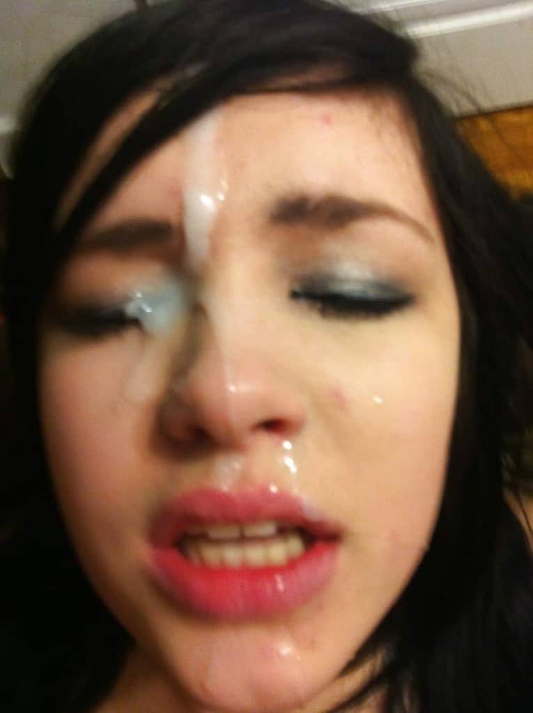 explosion de sperme sur le visage d'une jeune fille brune sans tabou