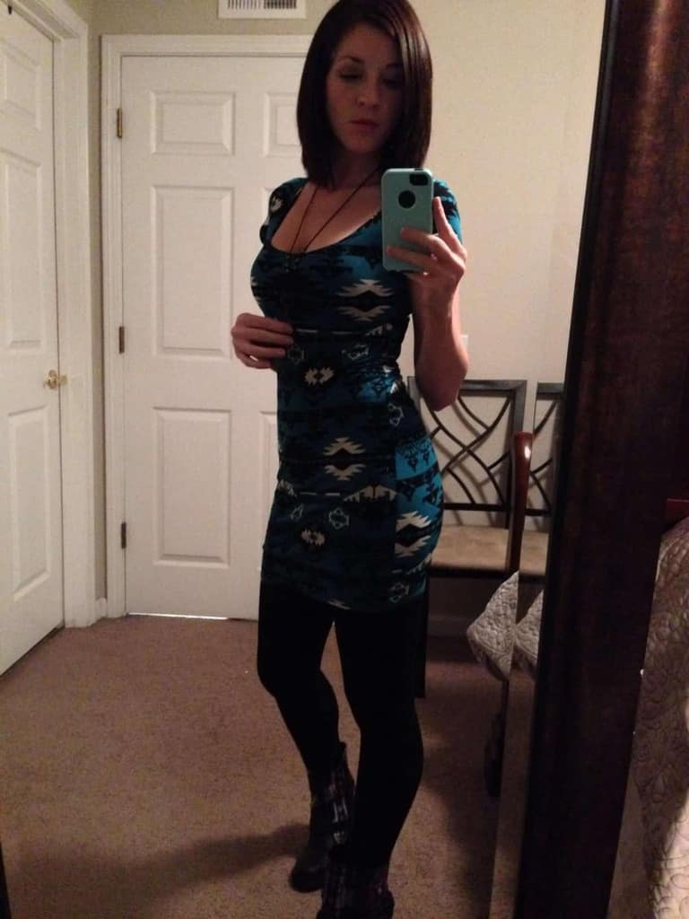 une teen sexy se fait des selfies dans sa chambre à moitié nue