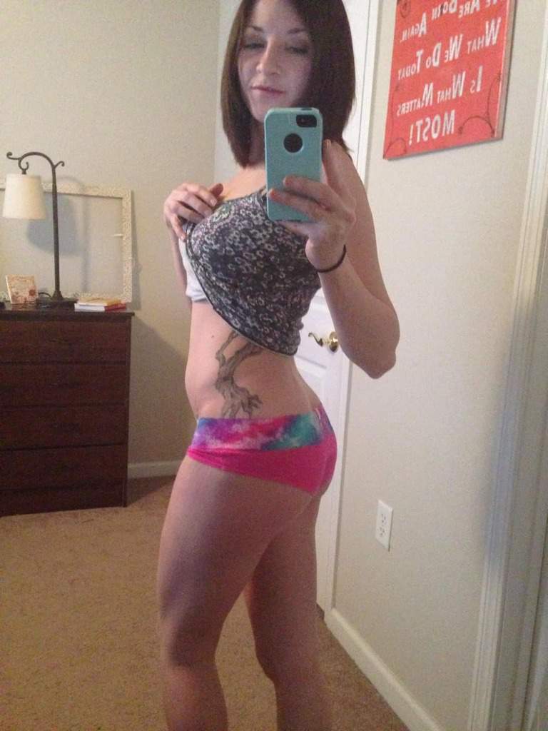 une teen sexy se fait des selfies dans sa chambre à moitié nue