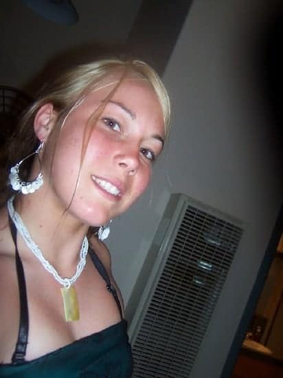 jeune femme charnue et son mec partagent des photos coquines sur le blog