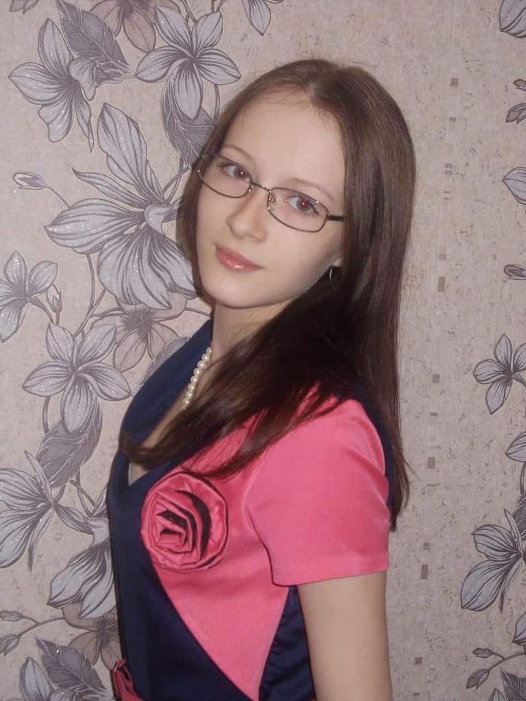 prestige : 70 photos d'une jeune russe de 18 ans à lunettes qui s'essaye au nu