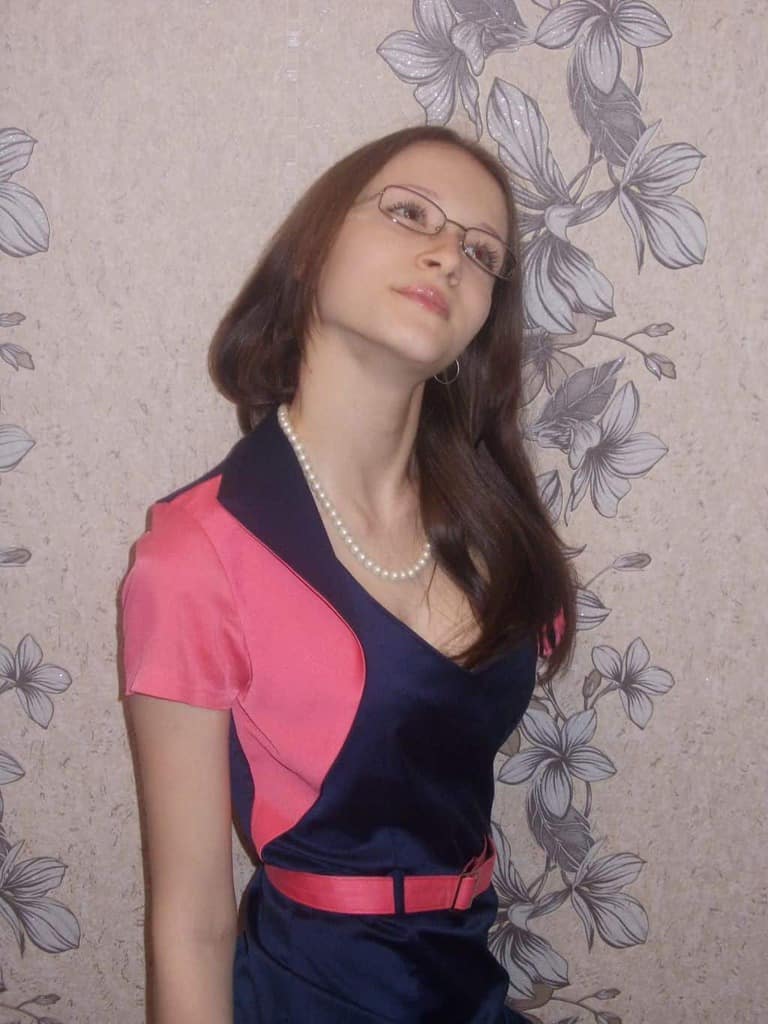 prestige : 70 photos d'une jeune russe de 18 ans à lunettes qui s'essaye au nu