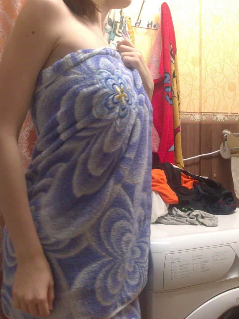 prestige : 70 photos d'une jeune russe de 18 ans à lunettes qui s'essaye au nu