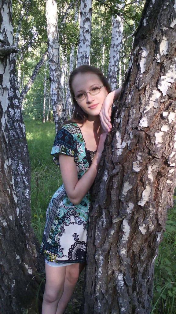 prestige : 70 photos d'une jeune russe de 18 ans à lunettes qui s'essaye au nu