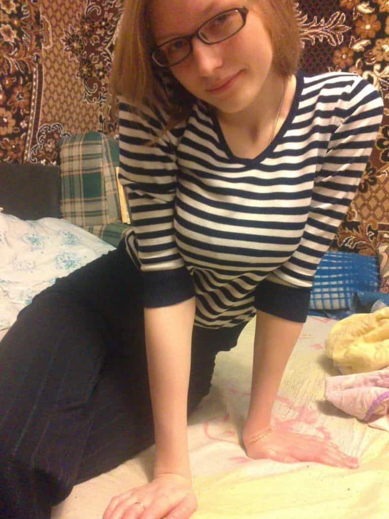 prestige : 70 photos d'une jeune russe de 18 ans à lunettes qui s'essaye au nu