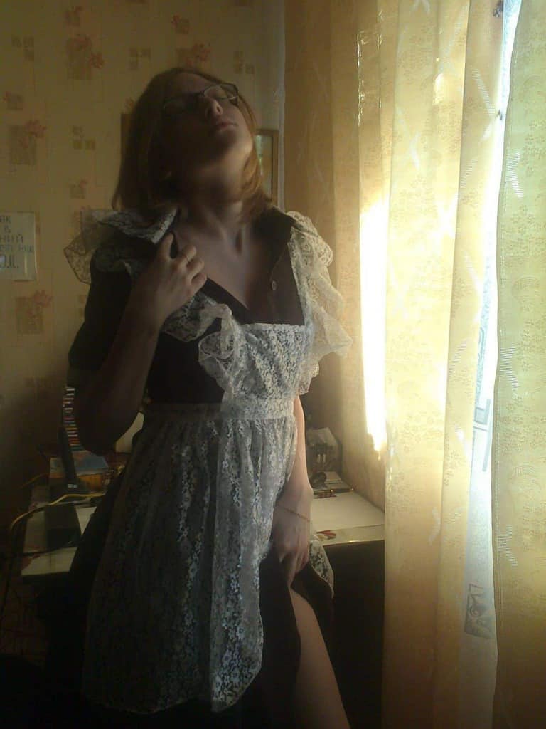 prestige : 70 photos d'une jeune russe de 18 ans à lunettes qui s'essaye au nu