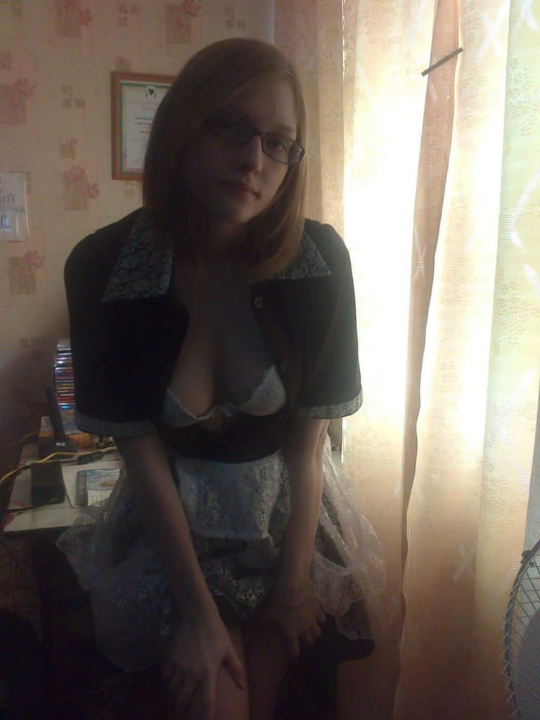 prestige : 70 photos d'une jeune russe de 18 ans à lunettes qui s'essaye au nu