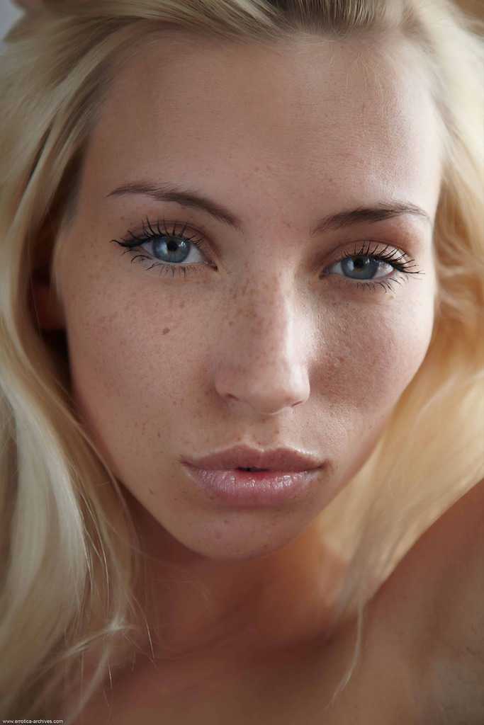 une jolie jeune femme blonde au yeux de braise et au corps de rêve