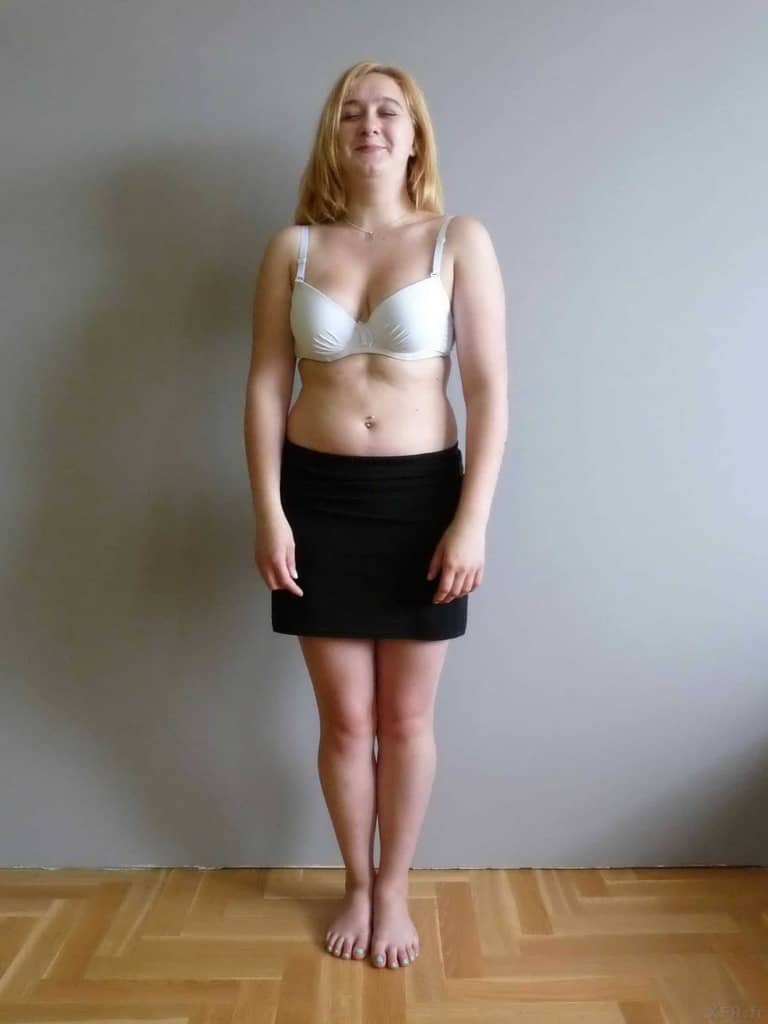 pose d'une coquine blonde bien en chair et de ses formes pulpeuses