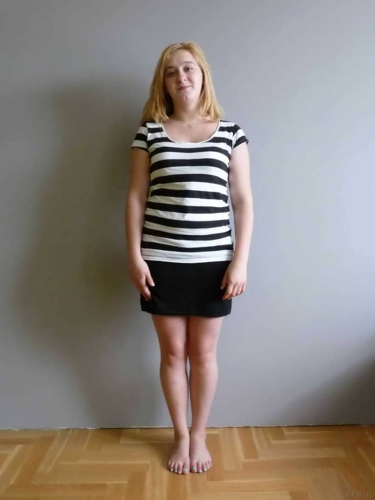 pose d'une coquine blonde bien en chair et de ses formes pulpeuses