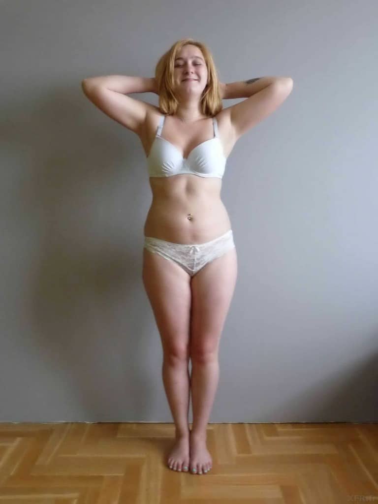 pose d'une coquine blonde bien en chair et de ses formes pulpeuses