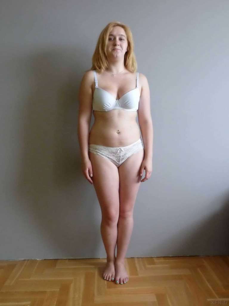 pose d'une coquine blonde bien en chair et de ses formes pulpeuses