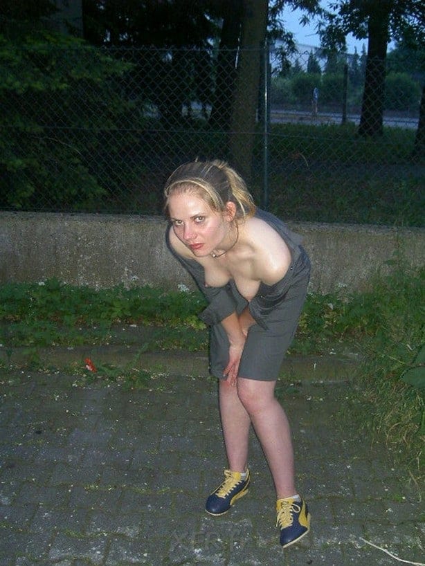 très jolie blonde amatrice de sexe et de sperme