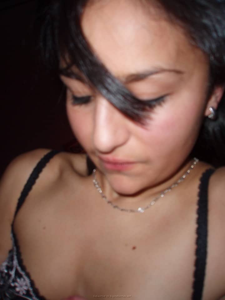 elle suce son mec qui lui met un doigt dans la chatte