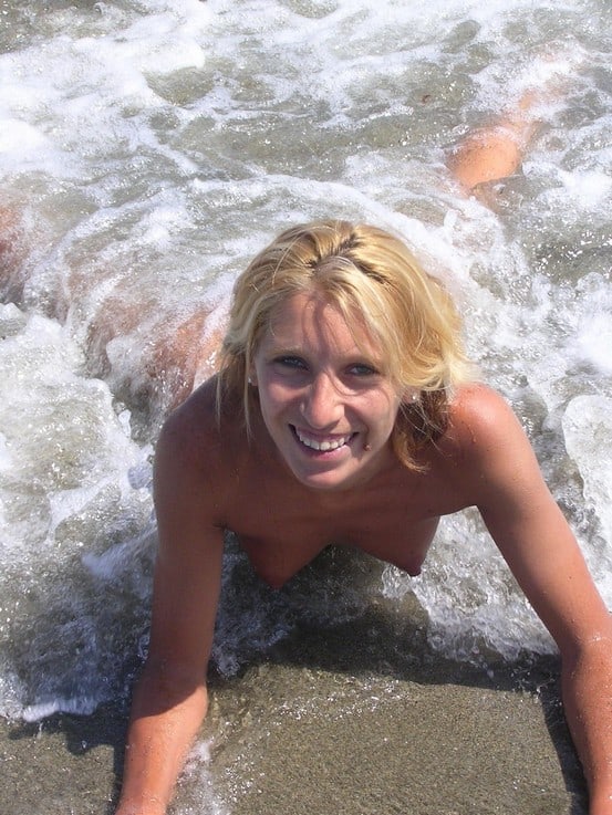 milf va à la plage avec son mari qui la baise et lui gicle sur la minette