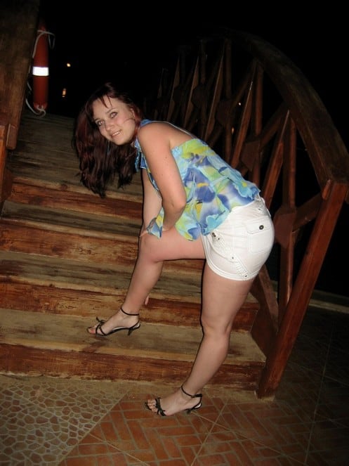 magnifique jeune fille de 24 ans en vacances avec son petit ami