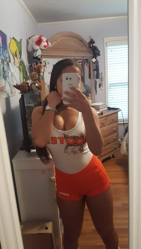 jeune femme timide mais chaude poste ses photos coquines