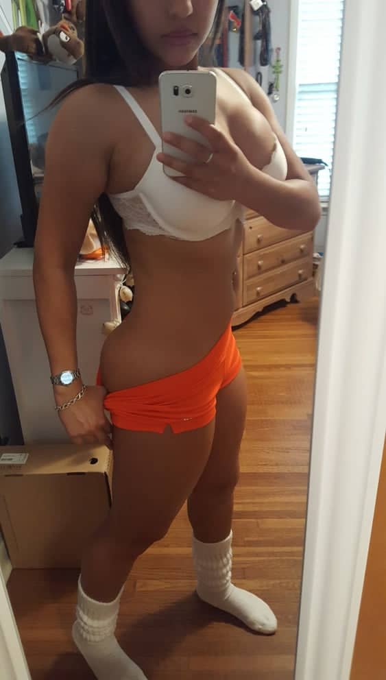 jeune femme timide mais chaude poste ses photos coquines