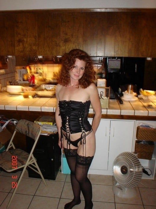 femme mûre rousse ressort de vieilles photos d'elle pendant une baise