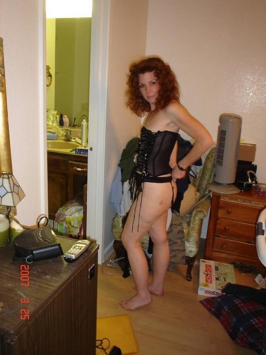 femme mûre rousse ressort de vieilles photos d'elle pendant une baise