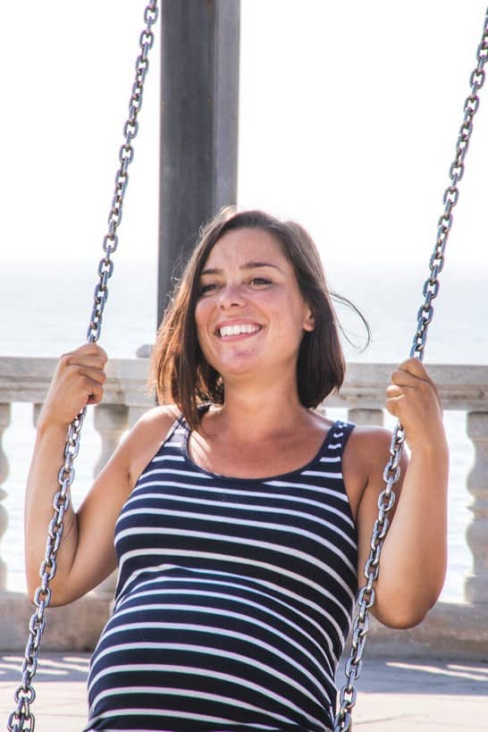 femme enceinte magnifique montre son gros ventre et ses seins laiteux