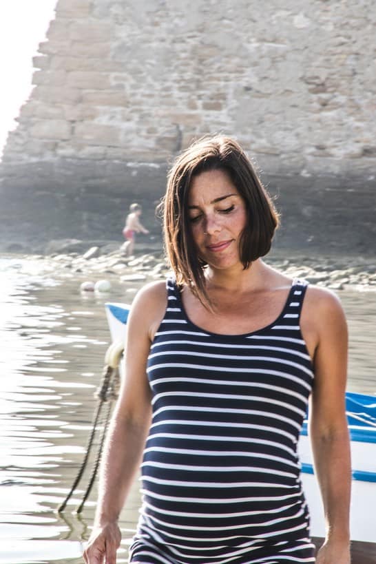 femme enceinte magnifique montre son gros ventre et ses seins laiteux