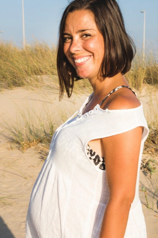 femme enceinte magnifique montre son gros ventre et ses seins laiteux