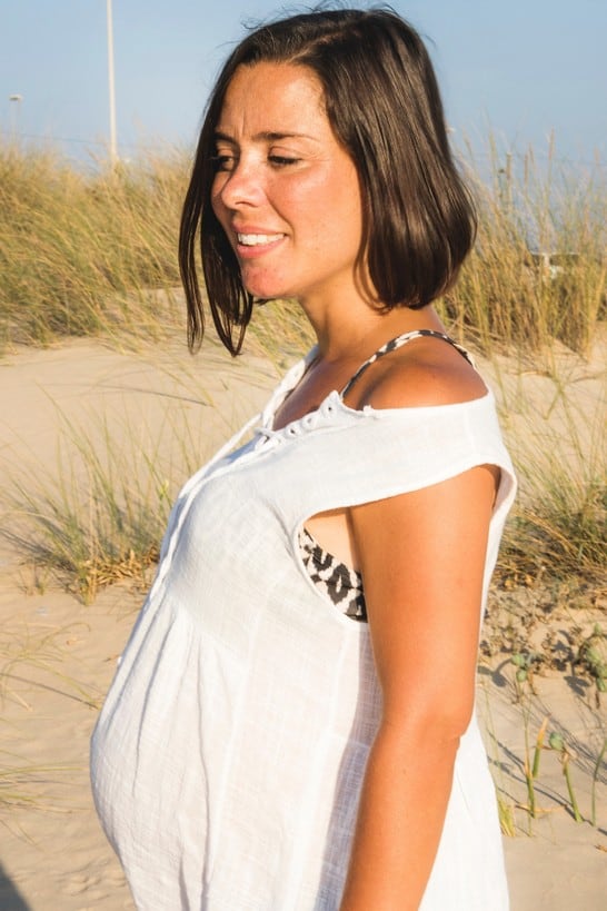 femme enceinte magnifique montre son gros ventre et ses seins laiteux