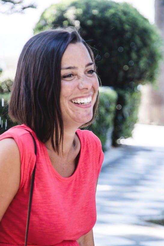 femme enceinte magnifique montre son gros ventre et ses seins laiteux