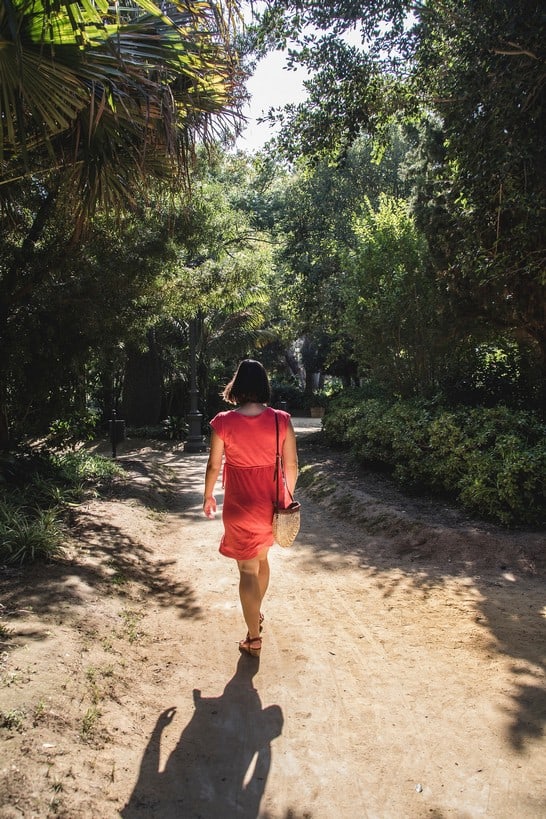 femme enceinte magnifique montre son gros ventre et ses seins laiteux