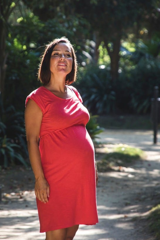 femme enceinte magnifique montre son gros ventre et ses seins laiteux