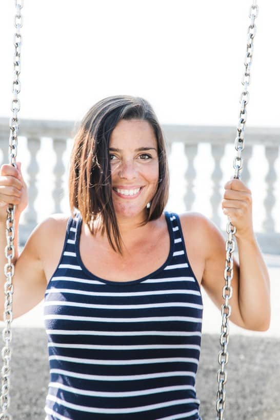 femme enceinte magnifique montre son gros ventre et ses seins laiteux