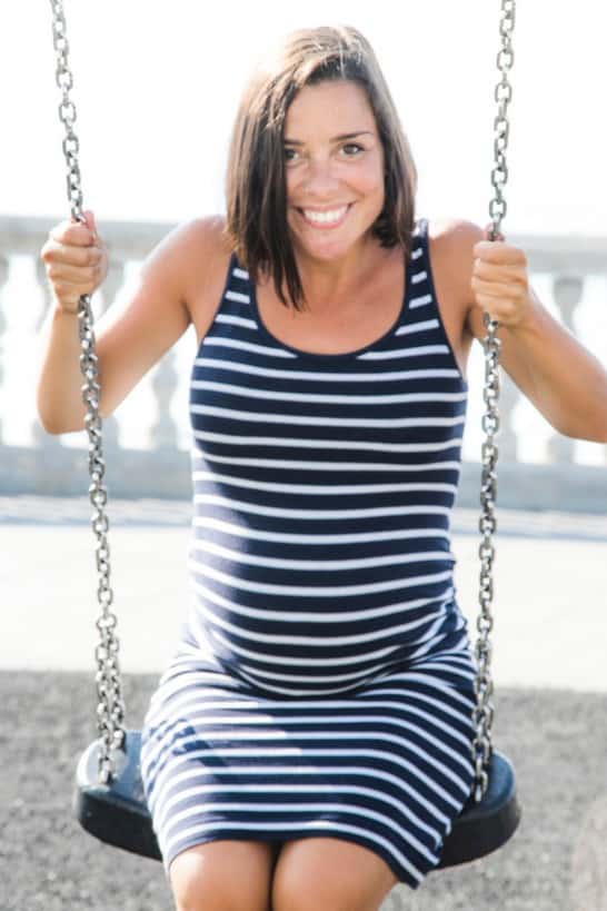 femme enceinte magnifique montre son gros ventre et ses seins laiteux