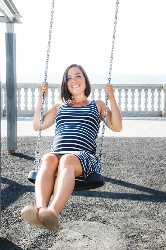 femme enceinte magnifique montre son gros ventre et ses seins laiteux