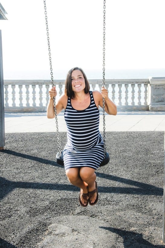 femme enceinte magnifique montre son gros ventre et ses seins laiteux