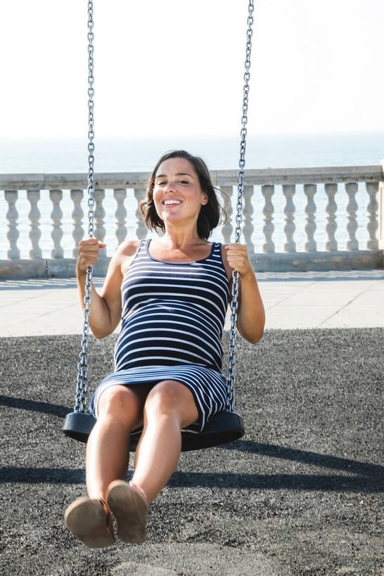 femme enceinte magnifique montre son gros ventre et ses seins laiteux