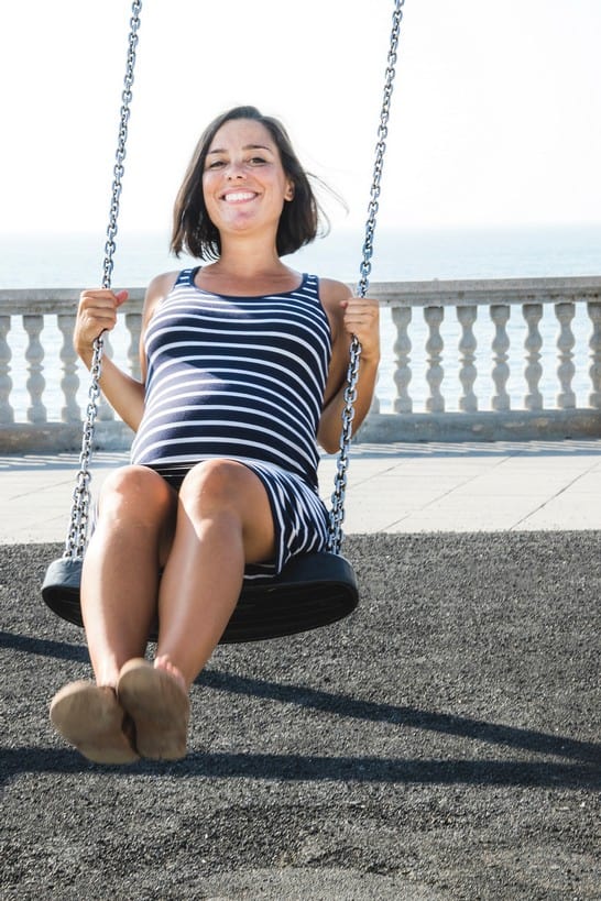 femme enceinte magnifique montre son gros ventre et ses seins laiteux