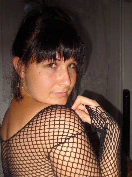 brunette sexy et chaude en petite tenue excitante pour nous