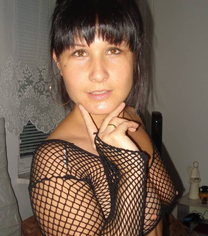 brunette sexy et chaude en petite tenue excitante pour nous