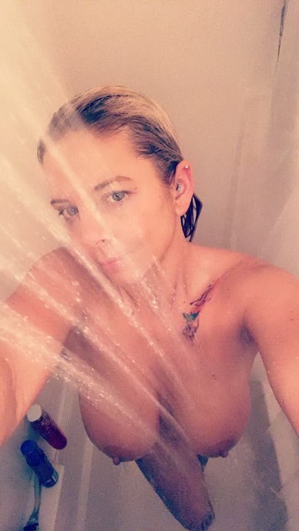 cassandre se montre un peu plus dans ses photos intimes