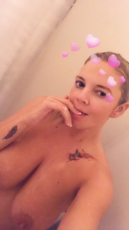 cassandre se montre un peu plus dans ses photos intimes