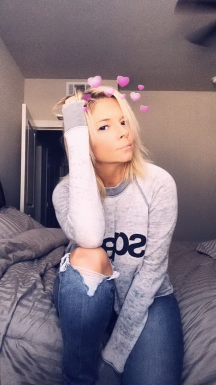 cassandre se montre un peu plus dans ses photos intimes