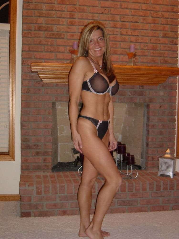 la blonde est chaude et a grave envie de sexe