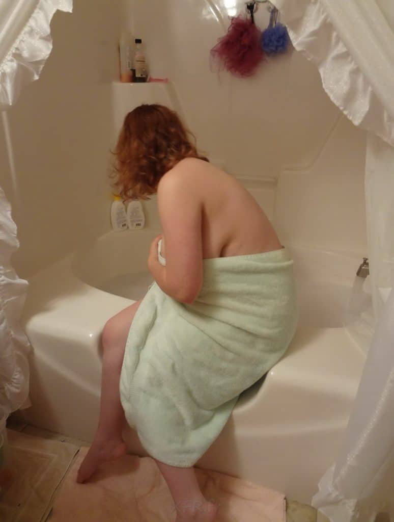 femme charnue et pulpeuse traine dans la sdb avec ses gros seins