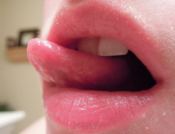 elodie nous rend dingue avec sa bouche sexy et pulpeuse