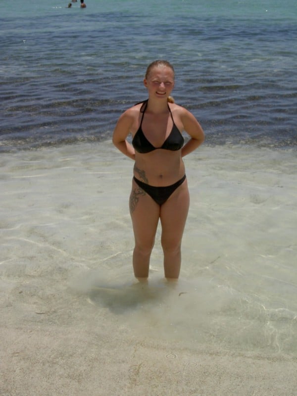 superbe jeune blonde topless au bord de l'eau