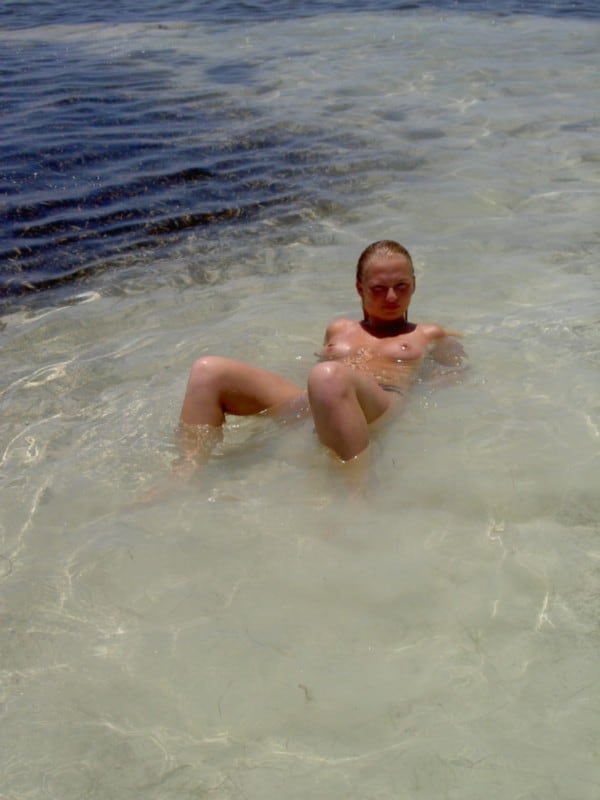 superbe jeune blonde topless au bord de l'eau