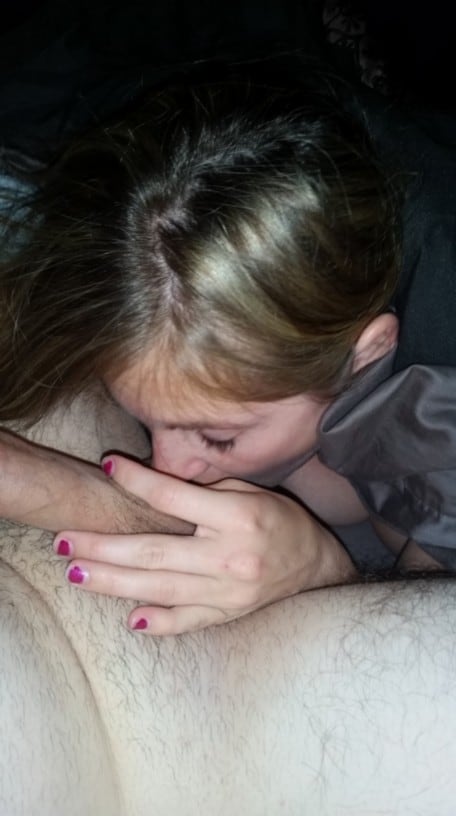 elle suce goulument la bite de son mec pour en tirer son jus