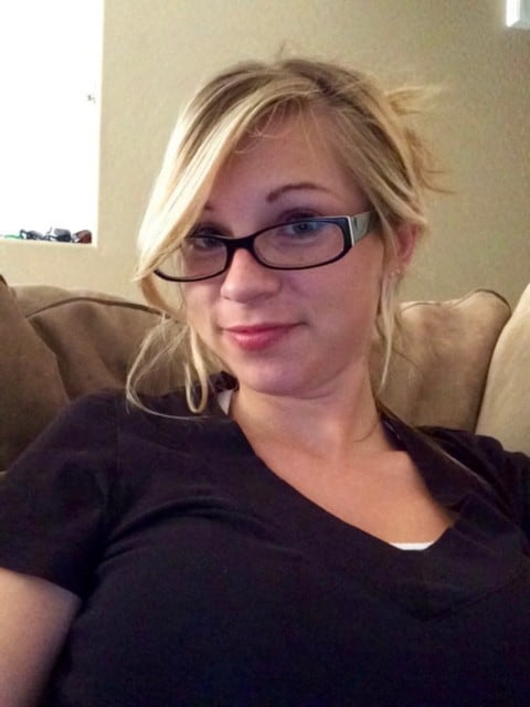 elle suce goulument la bite de son mec pour en tirer son jus