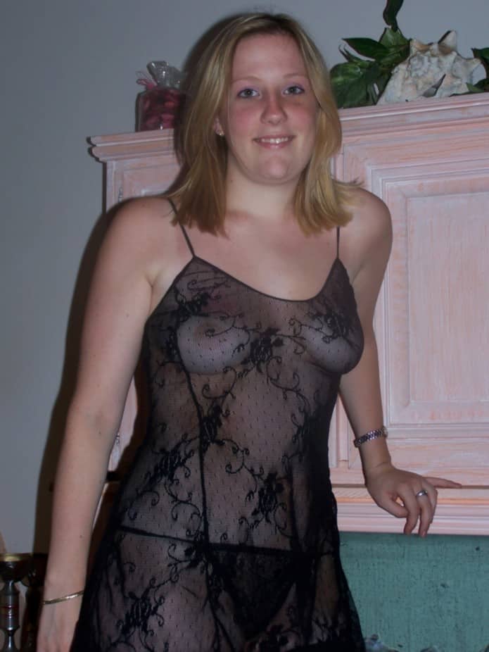 jolie blonde jeune joue avec son mec et une copine dominatrice